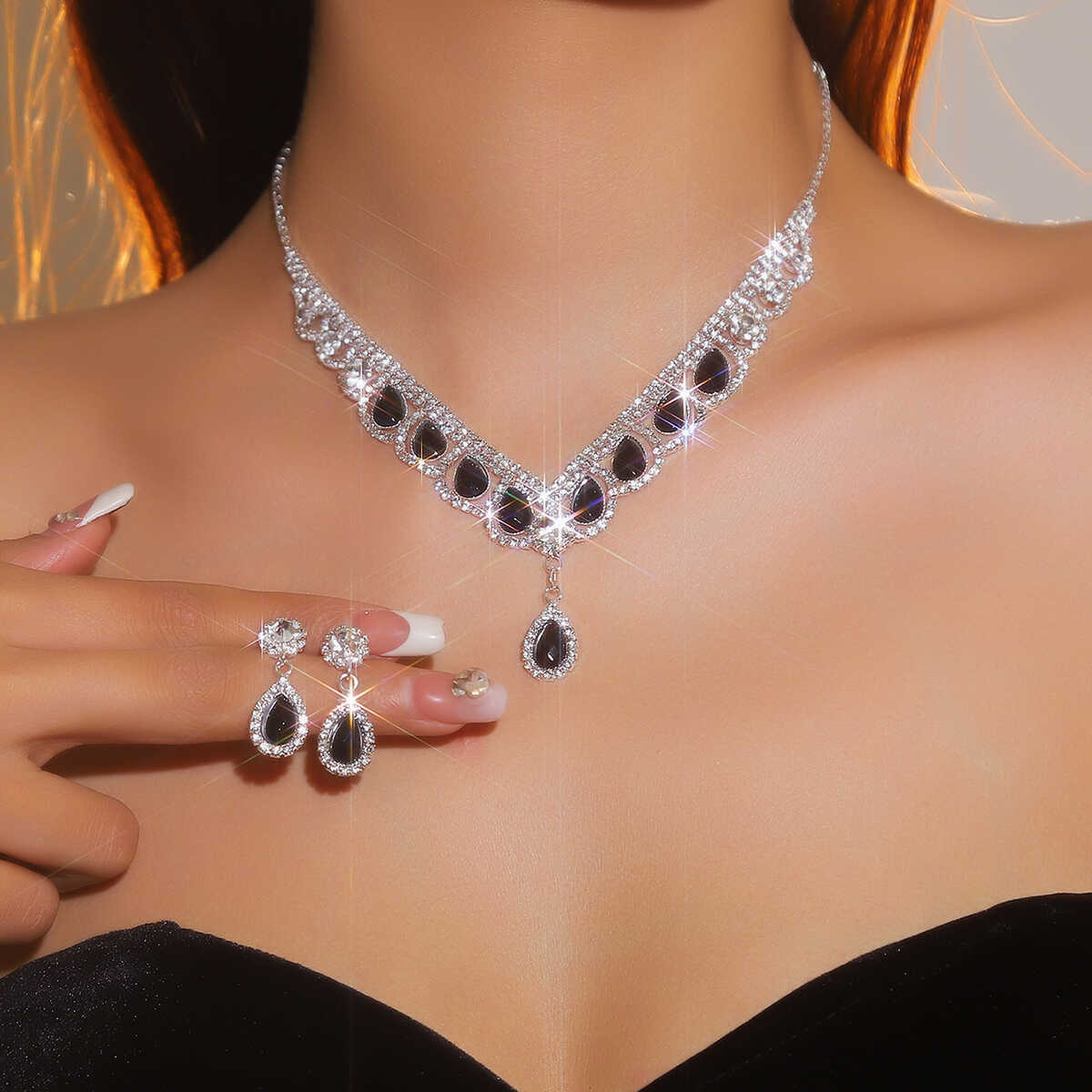 Al Ain Jewelry & Watches Exhibition 2025 - DINGKA Vintage Diamond Waterdrop Pendant Necklace